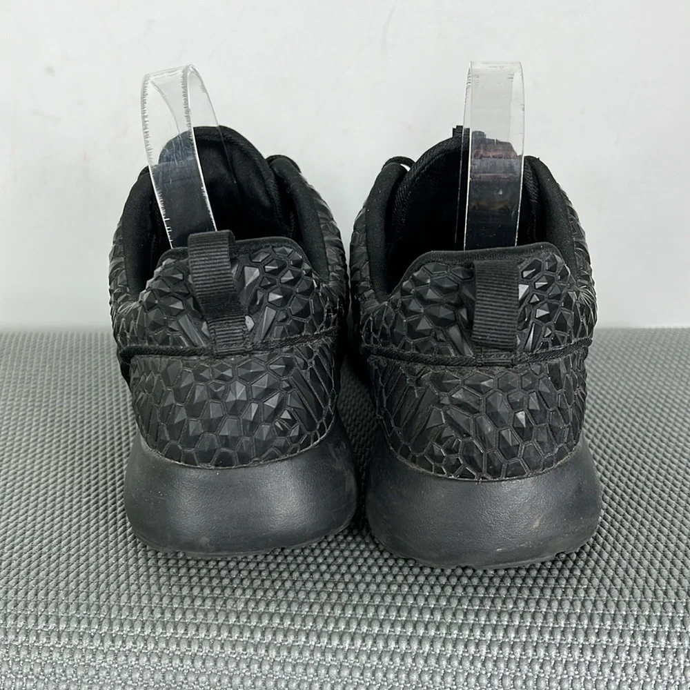 Nike triple black textured roshe one athletic shoes us women’s size 9_6